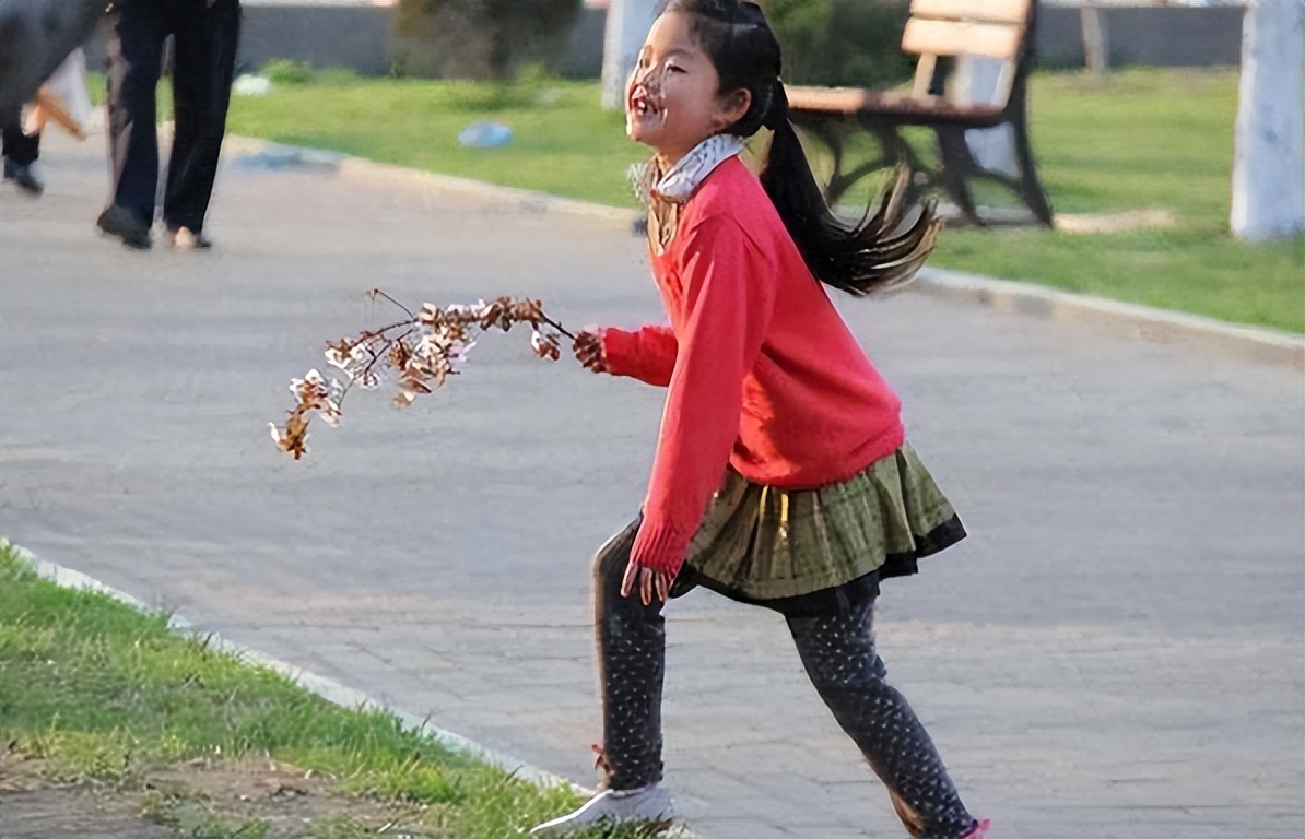 变态老头猥亵10岁女孩，被抓时拉链都没关，称：就摸了怎么样？