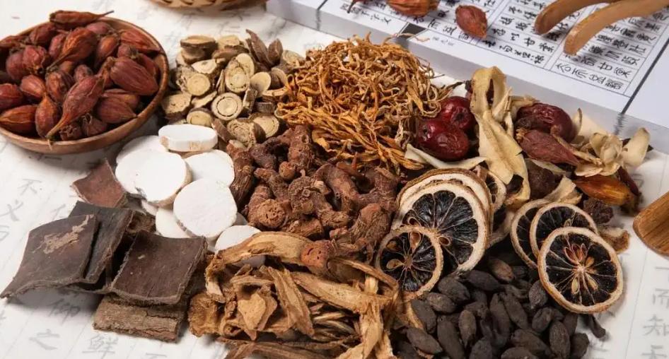 食谱止咳润肺的冰糖雪梨银耳汤,砂锅冰糖雪梨的正确做法润肺止咳