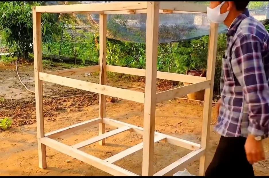 小哥把竹子编织成长方形鸡笼,小哥建造鸡舍
