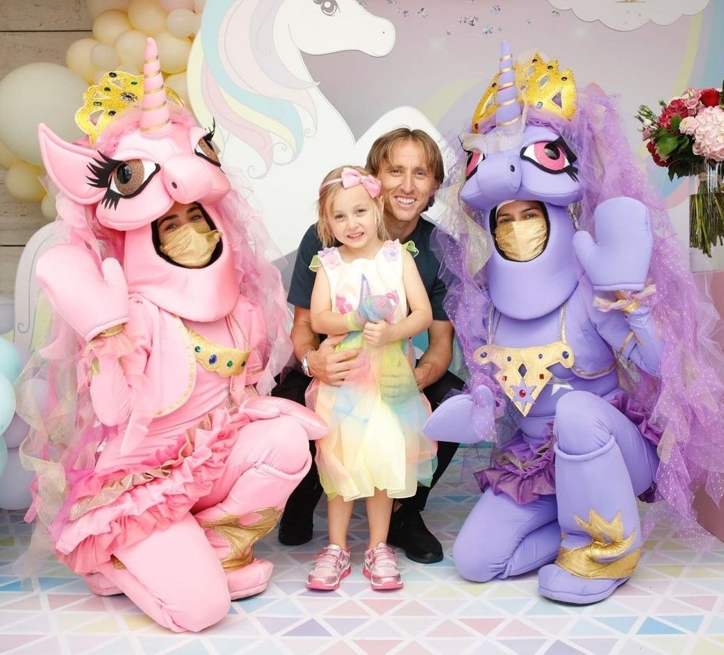 他是温暖的父亲和丈夫，莫德里奇的成功离不开大三岁的妻子