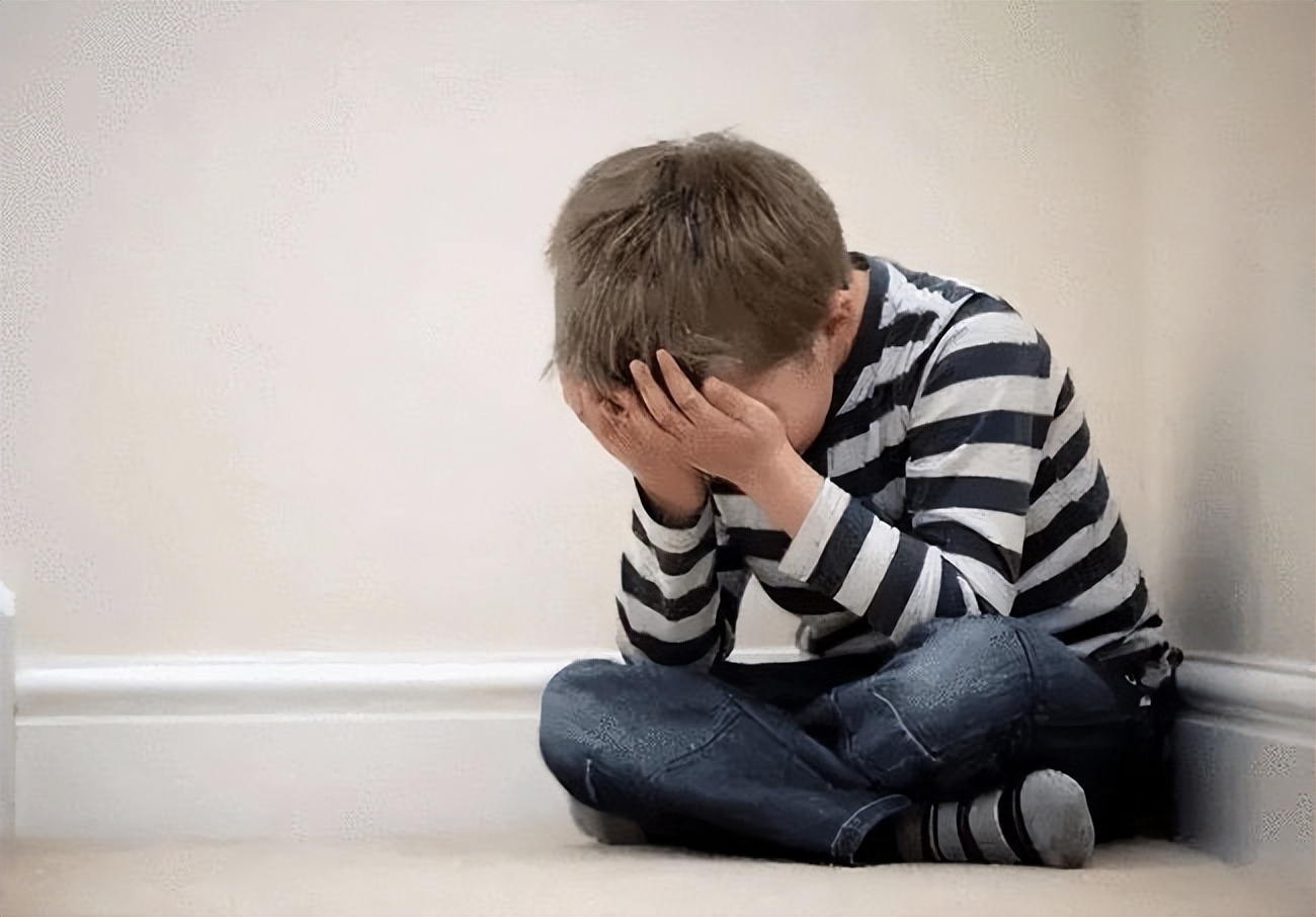 儿子遇校园霸凌遭群欧辱骂,遇到校园霸凌被家长暴打