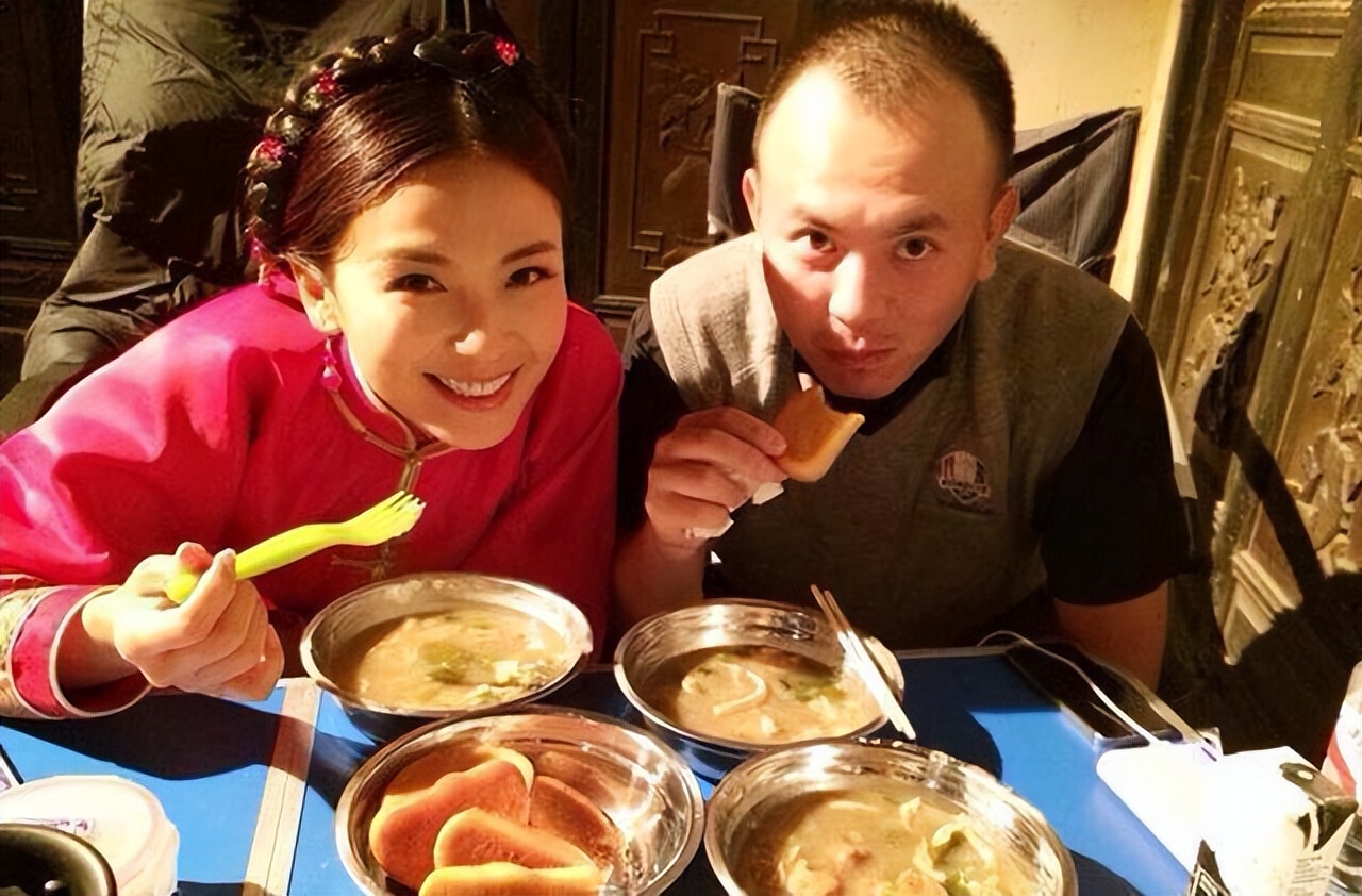 助理伺候明星捏脚,助理伺候明星跪下打伞