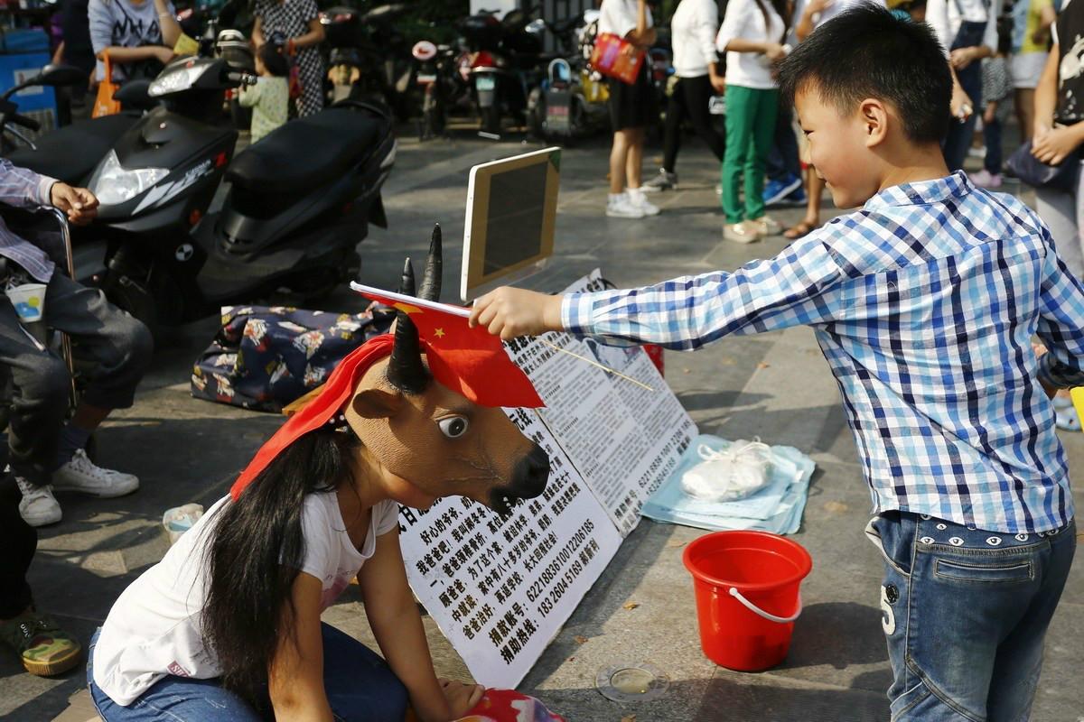 15年安徽女孩街头扮牛,女孩街头扮牛背后的故事