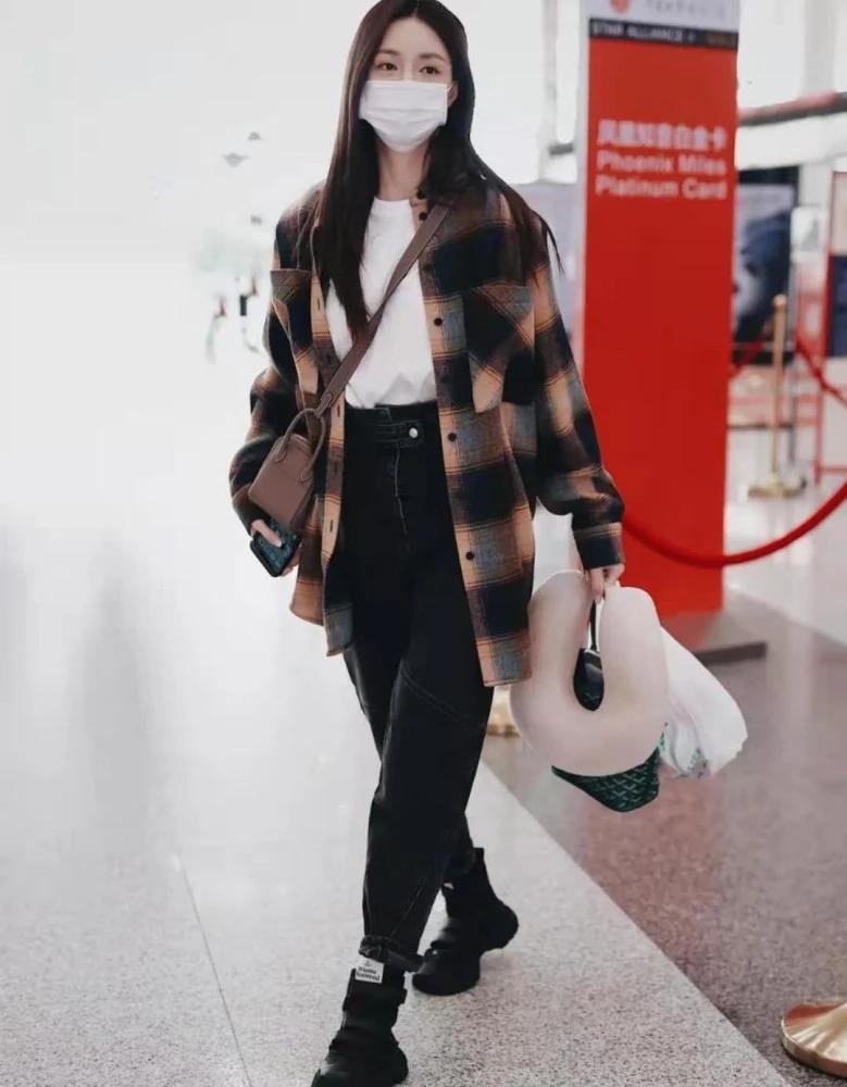 沈梦辰的小香风搭什么鞋子,沈梦辰最新海边吊带裙穿搭