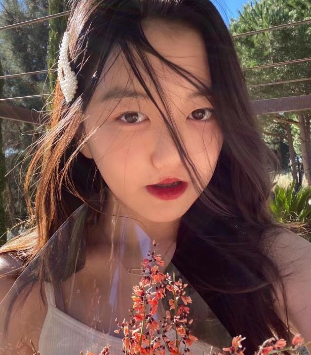 李嫣穿衣打扮神似王菲,15岁李嫣大方晒正脸照