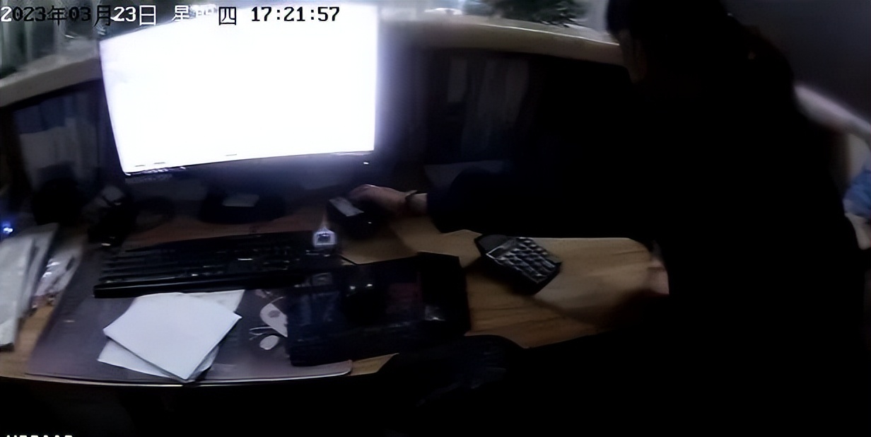 看了“张总”和“王总”的群聊天记录，她惊出一身冷汗