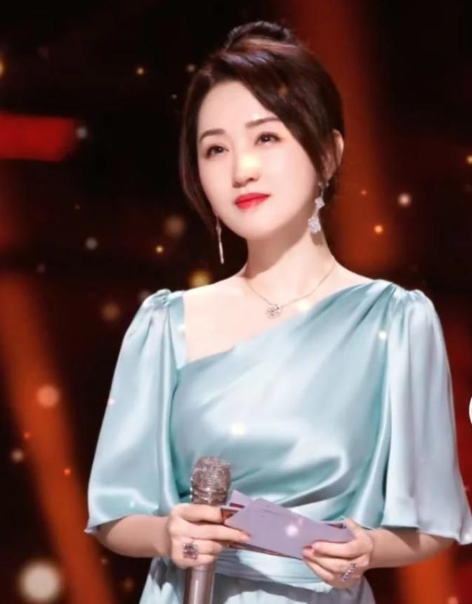 她被称为一代玉女,她被誉为清纯玉女型歌手