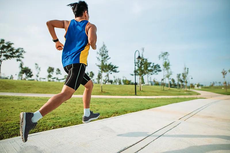 健身天天练和隔天锻炼哪个健康些,隔天跑步还是天天跑步好