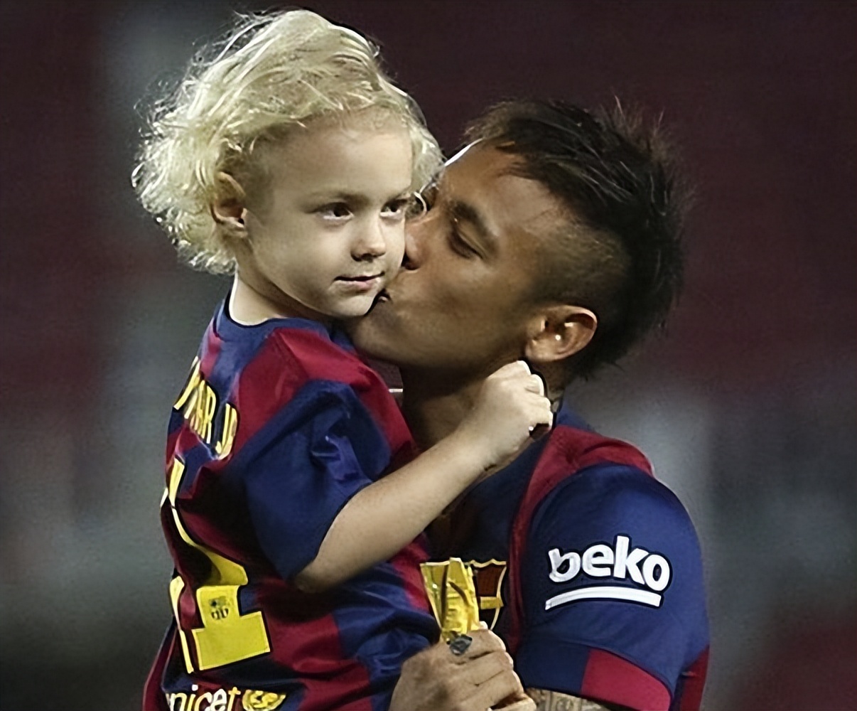 心痛！C罗龙凤胎夭折！盘点三位最帅足球运动员和他们的孩子