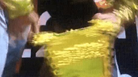 足协杯冠军奖杯被掰断值多少钱,足协杯奖杯被掰断的图片