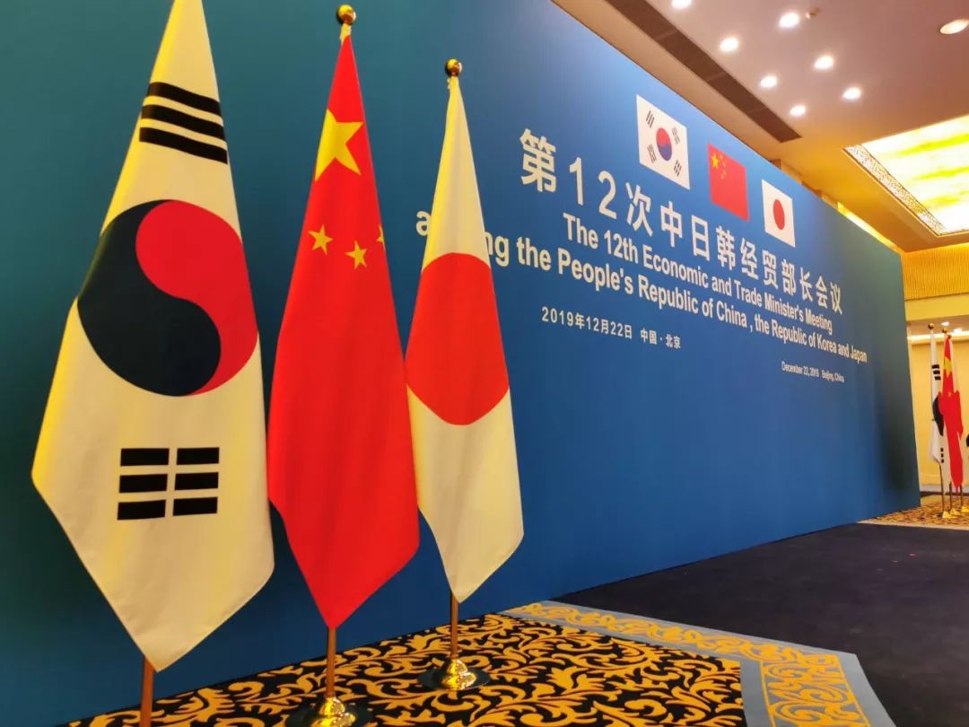 跪美国、舔日本，挑衅中国，韩国奴颜婢膝的背后真相到底是什么？