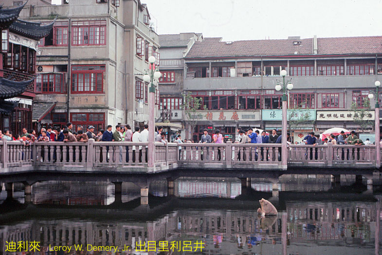 八十年代的上海老照片,踩在东海沿岸闪耀着无与伦比的繁荣骄傲