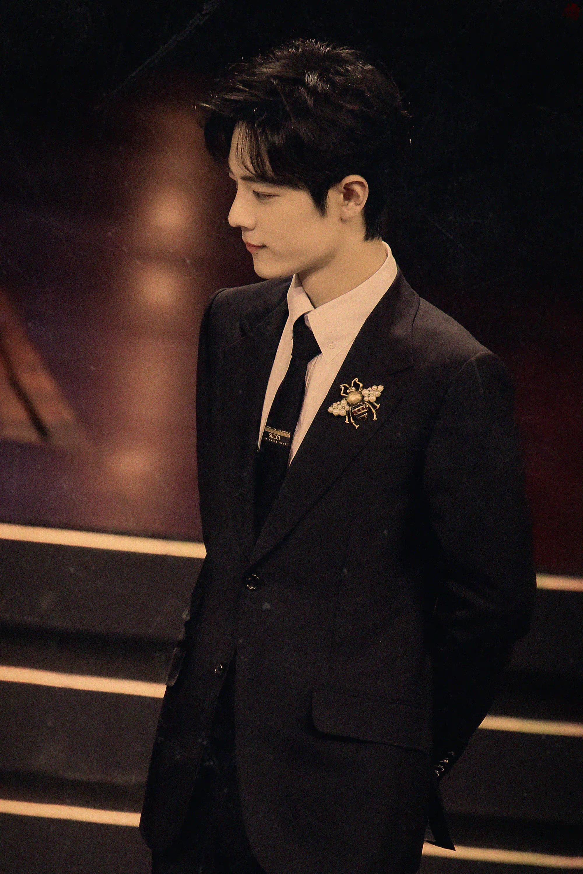 肖战近期活动造型,肖战微博之夜两套造型