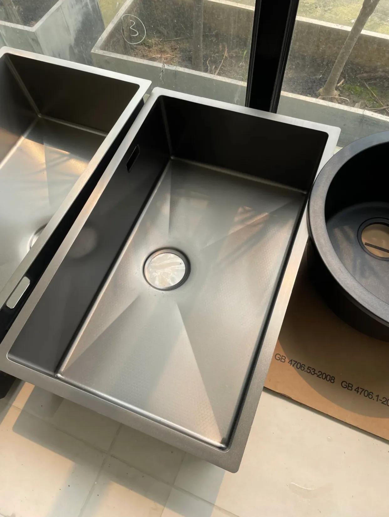 水槽怎么选好看又实用石英石水槽,石英石水槽和不锈钢水槽怎么选