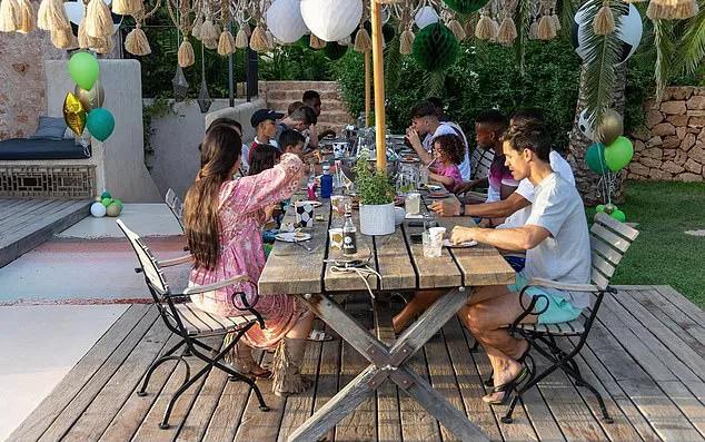 C罗长子12岁生日，女友乔治娜主持派对，产后恢复更显女人味