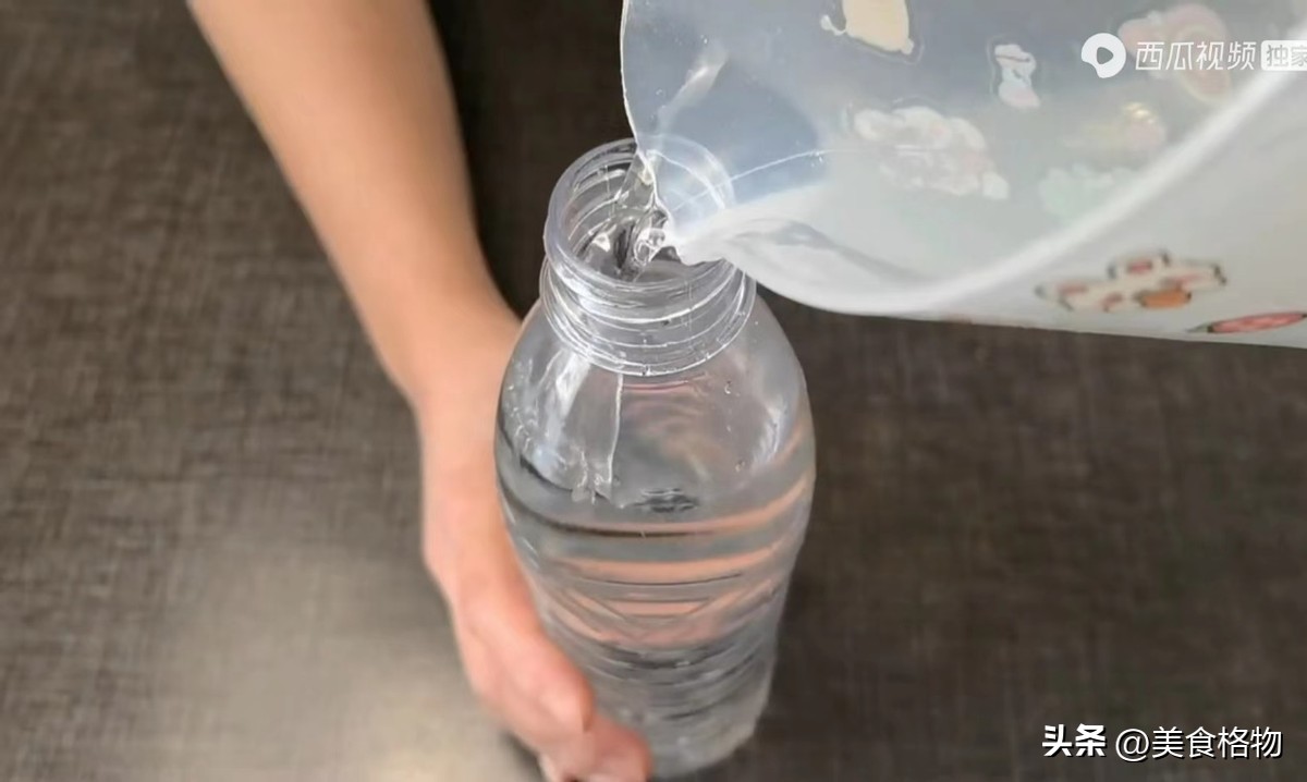 今天才知道，冰箱放上这三样东西，冰霜异味都不见，看懂回家试试