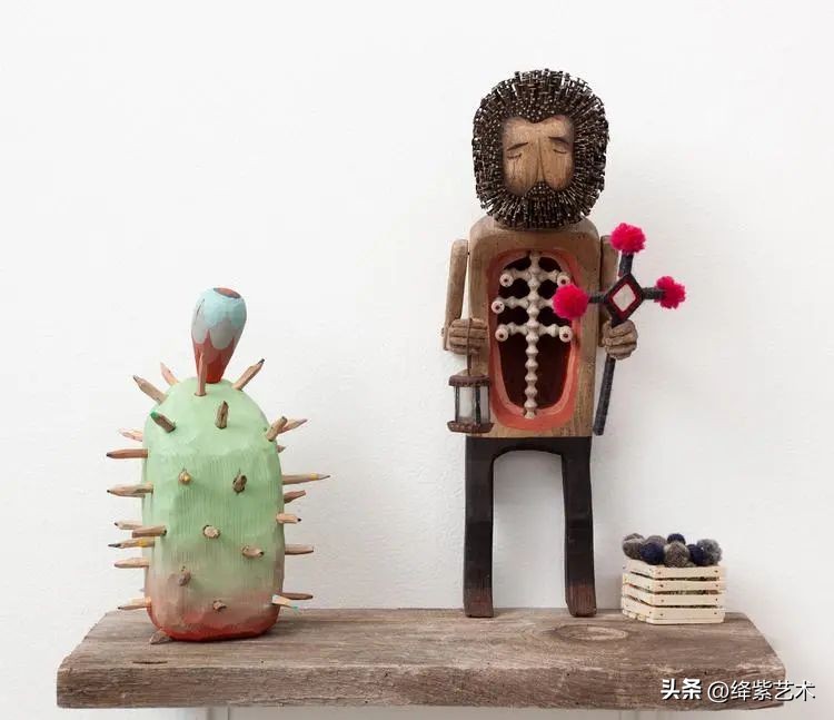 雕塑家制作雕塑的过程,他用木头做出了大象