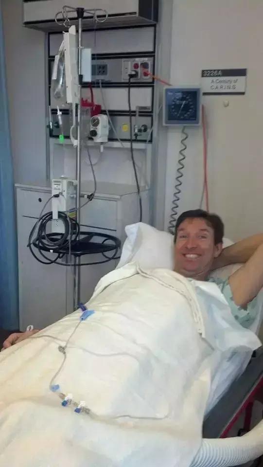 把随手丢弃的购物小票变成孩子们最珍贵的礼物，小镇因他而感动