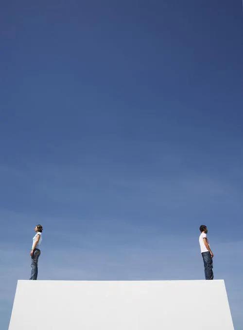 男人向左走还是向右走,男人向前走女人原地不动