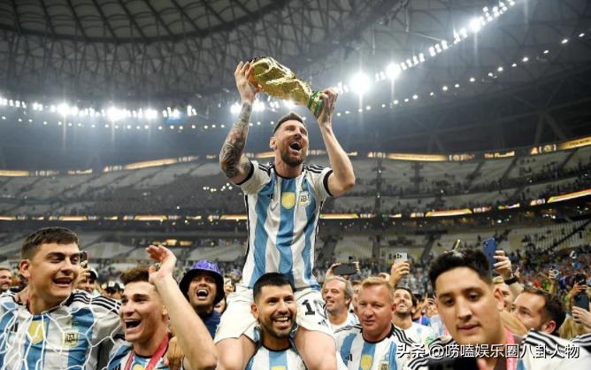 梅西和老婆红毯合影,梅西老婆拿包