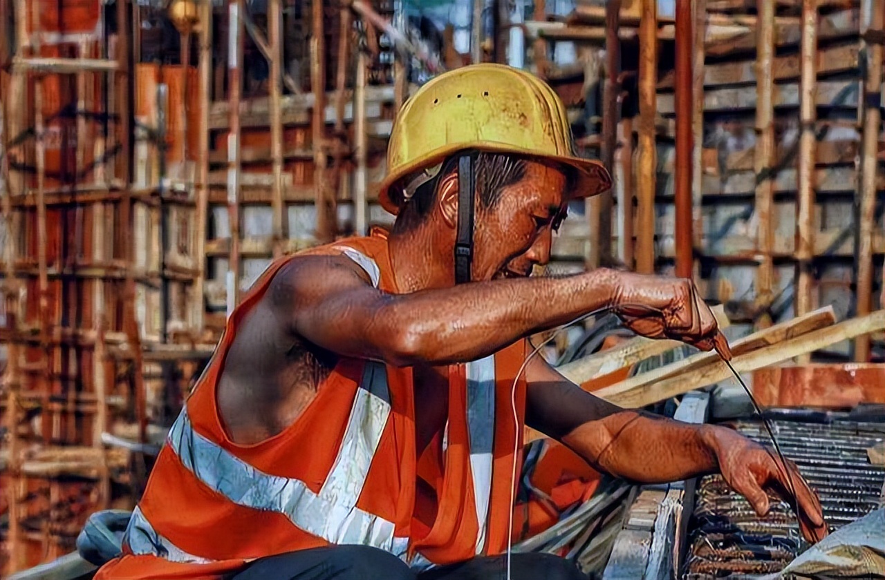 工地一人一天能挣多少钱,工地底层干活到底有多累