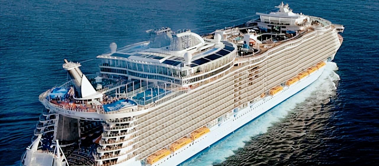 造价超13.5亿美元，可容纳8800人的油轮，如同一座移动的海上城市