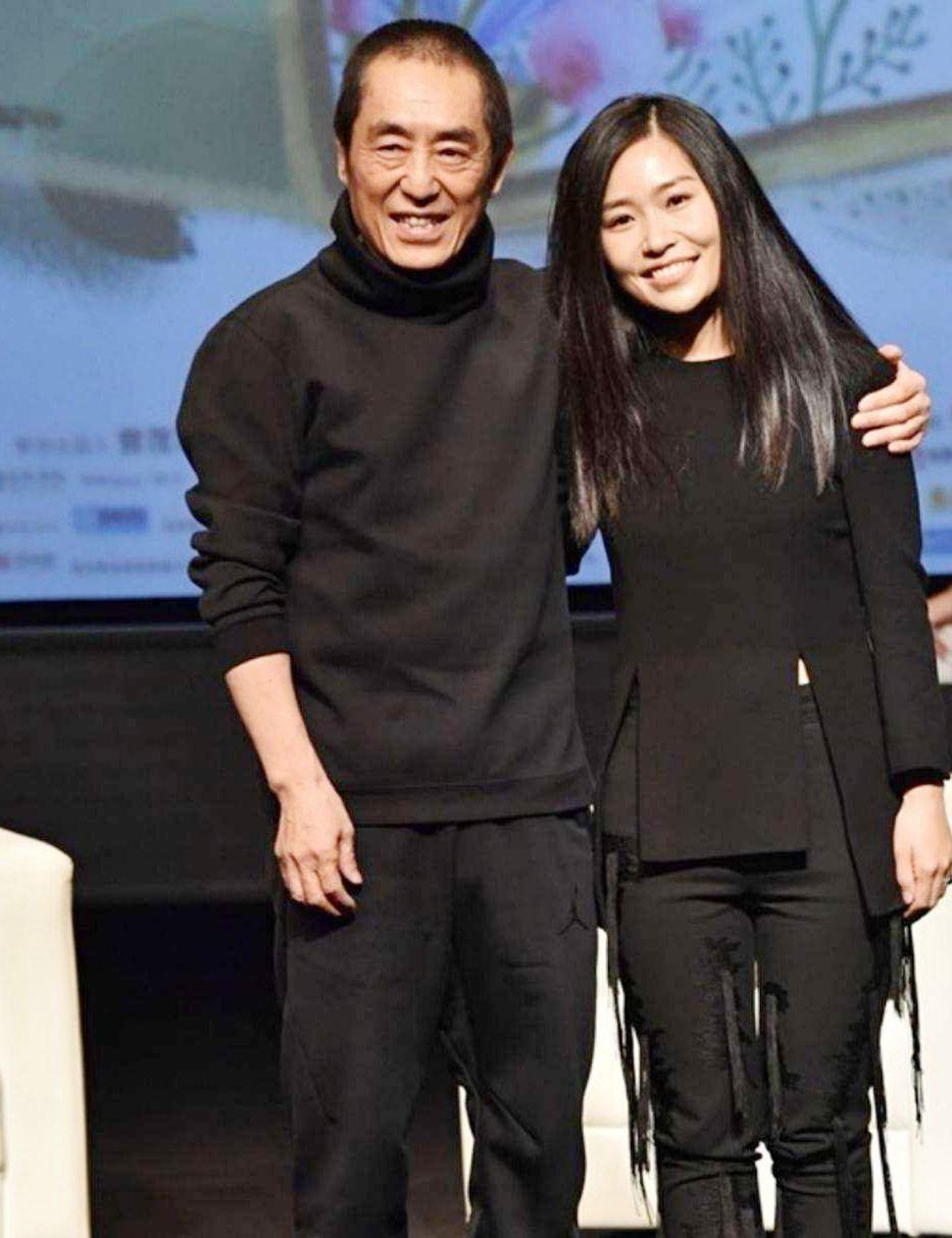 被亲爸张艺谋抛弃，公开点名巩俐毁她童年，张末都经历了什么？