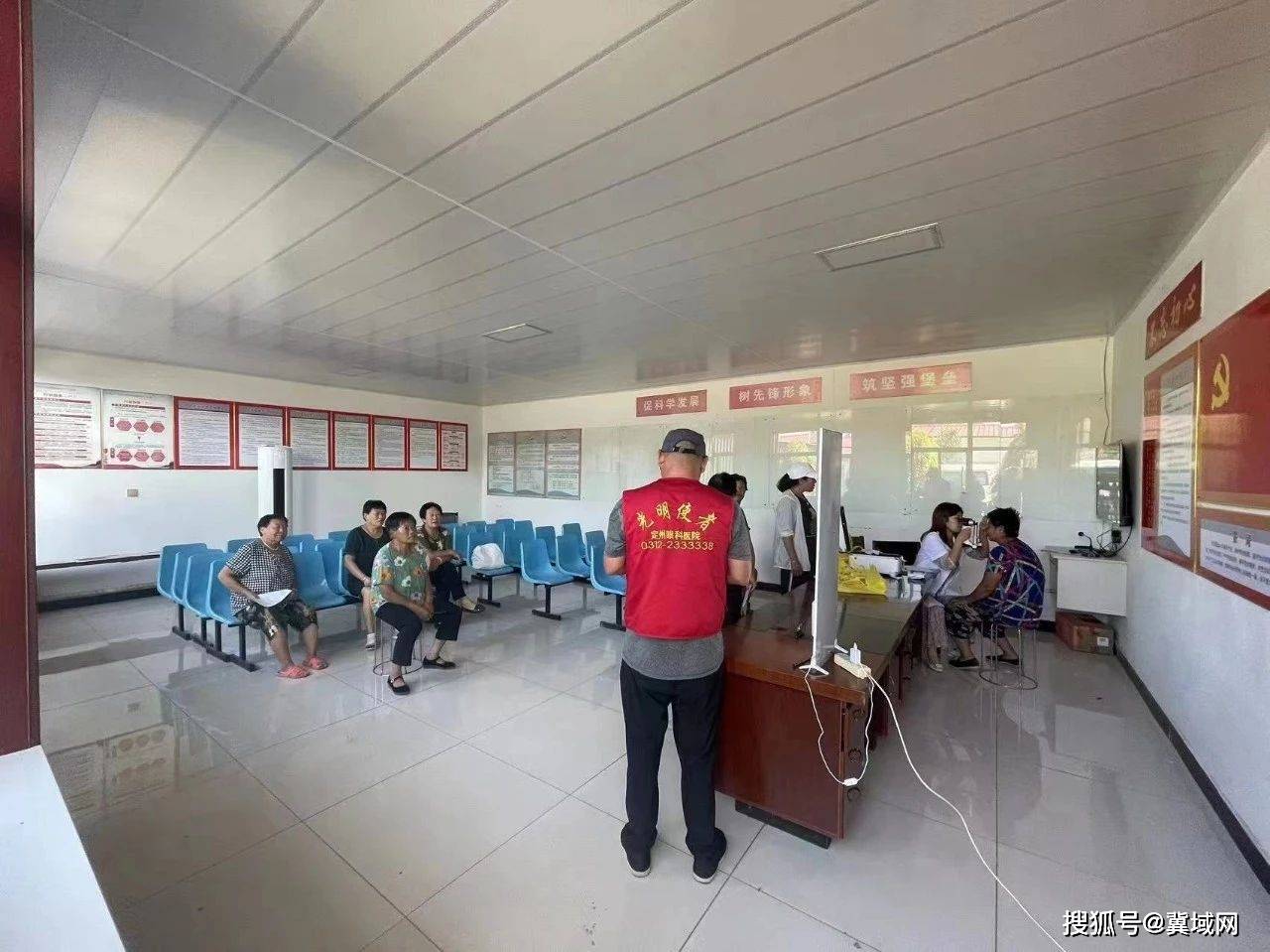 眼科义诊进村庄,眼科医院重阳节走进社区义诊