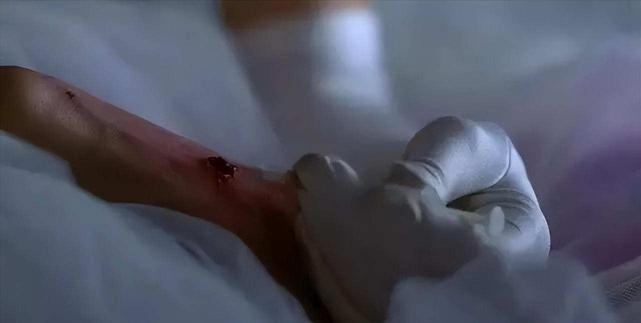 安吉丽娜朱莉1982年出演了什么,朱莉安吉丽娜近年电影