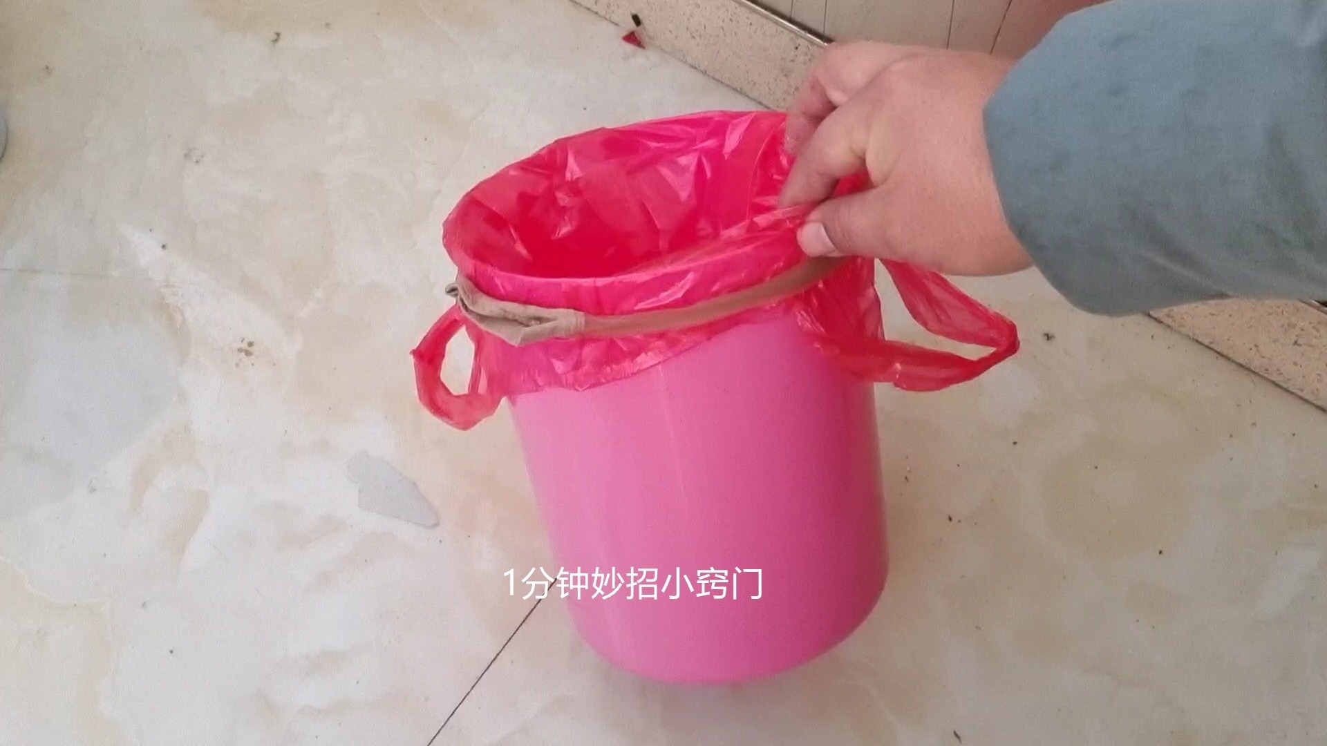 家里套垃圾桶的神奇套法,垃圾桶套袜子小妙招