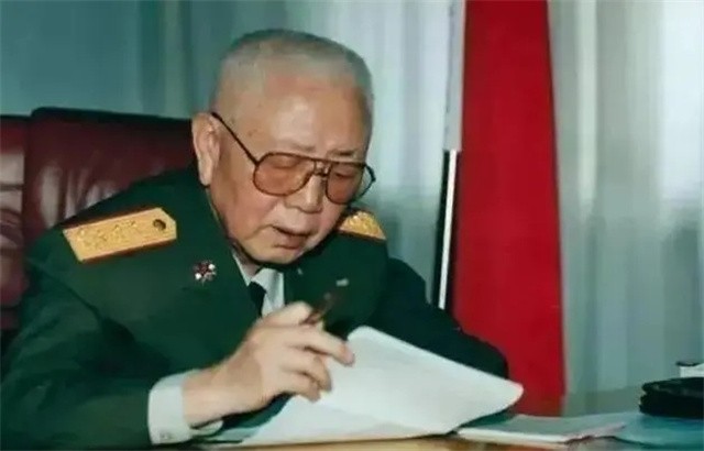 1982年，海军水兵左手敬军礼，*华清刘**看后气得欲砸电视