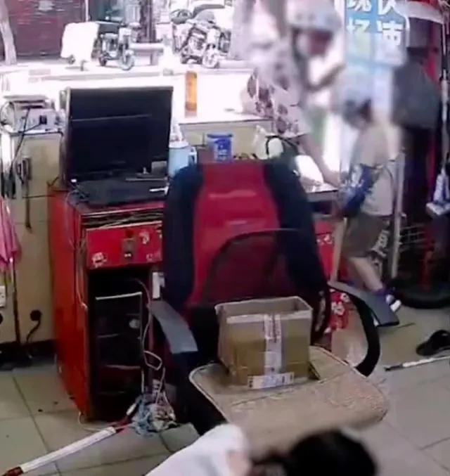 男孩恶意踢11个月婴儿，其家长态度恶劣，扬言有事找她律师