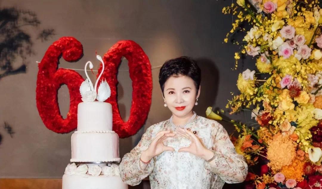 不婚、接廉价商演、走穴…一首歌唱一辈子的老牌歌星，现状各不同