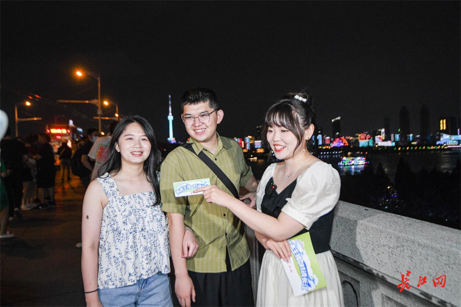 感受长江的宽阔与大气徒步“万里长江第一桥”成外地游客首选丨偶遇主播·对诗长江