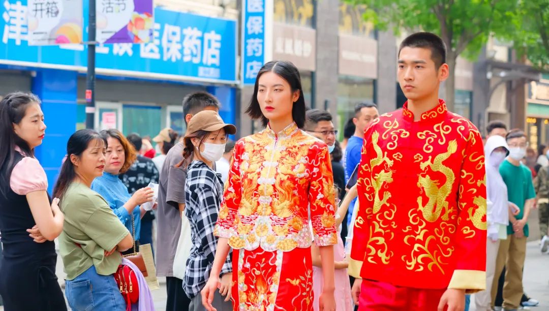 2020天津时装周精彩大秀,皮尔卡丹快闪