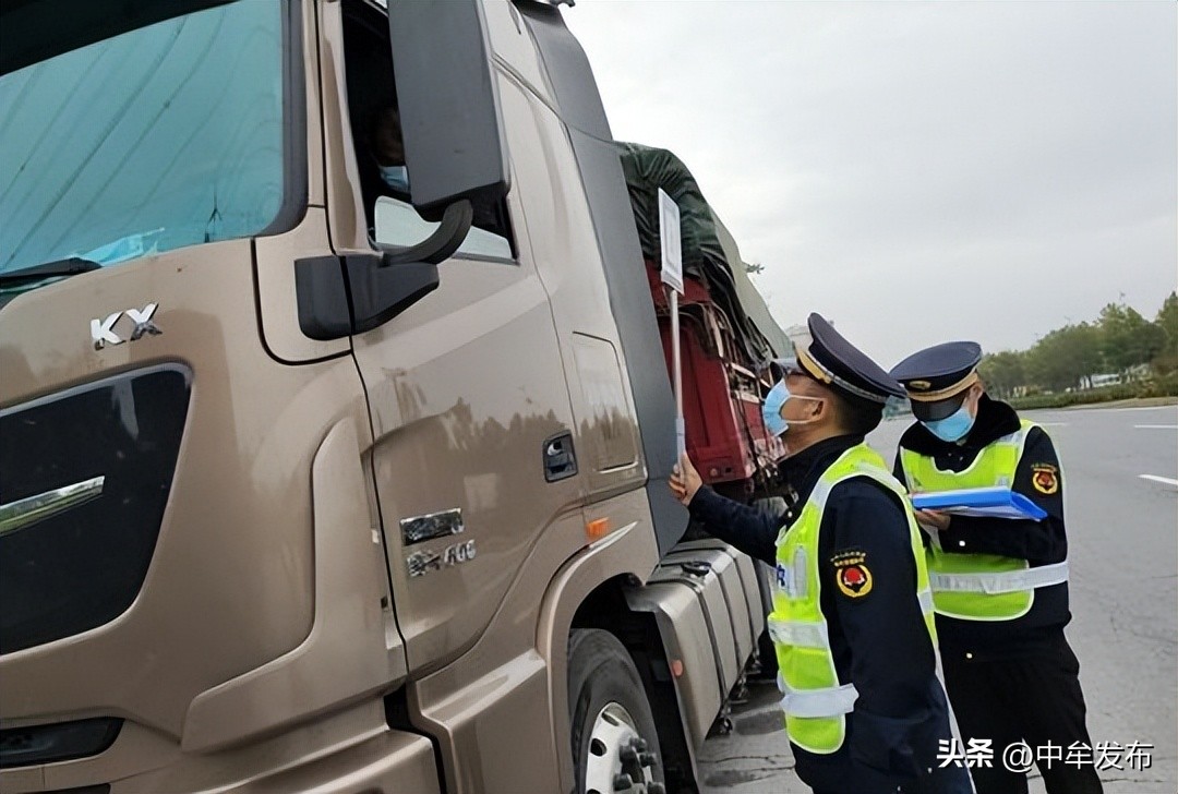 国庆我在岗交警举着小红旗,国庆我在岗警察坚守车站篇