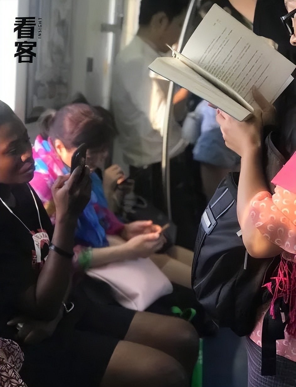北京通勤路上,她用镜头记录2000个捧着书的人