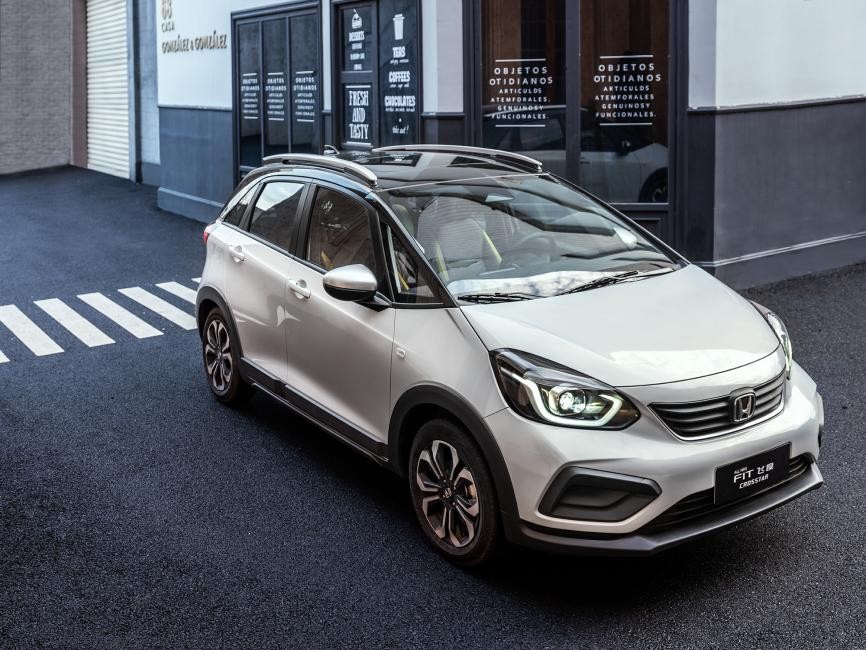 喜欢玩车的朋友你们在哪里,你身边有没有一群玩车的朋友