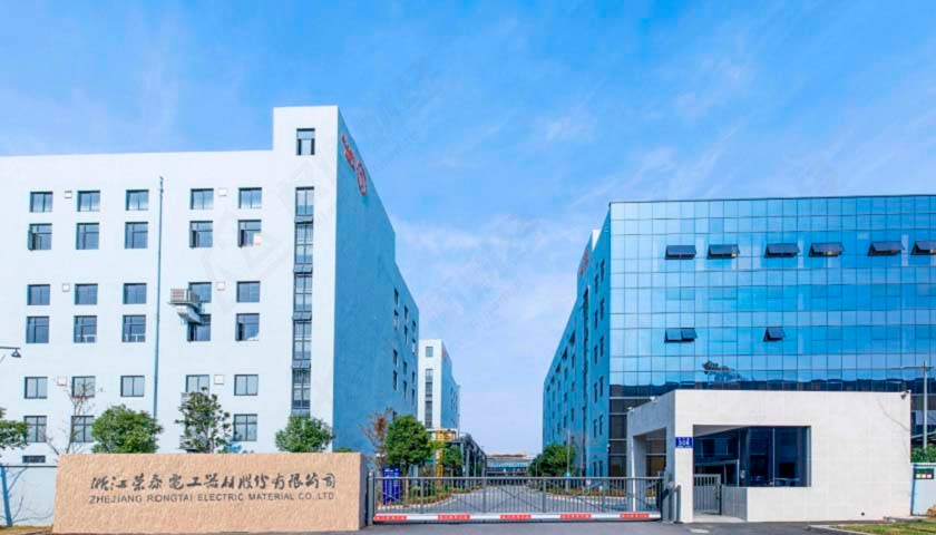 荣泰电工毛利率远高同行，曾劳务派遣超标，产能充足