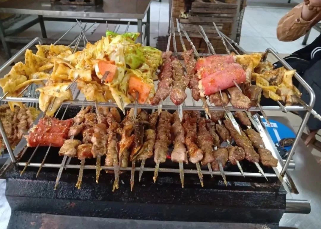 淄博烧烤炸裂整个烧烤界,爆火的淄博烧烤