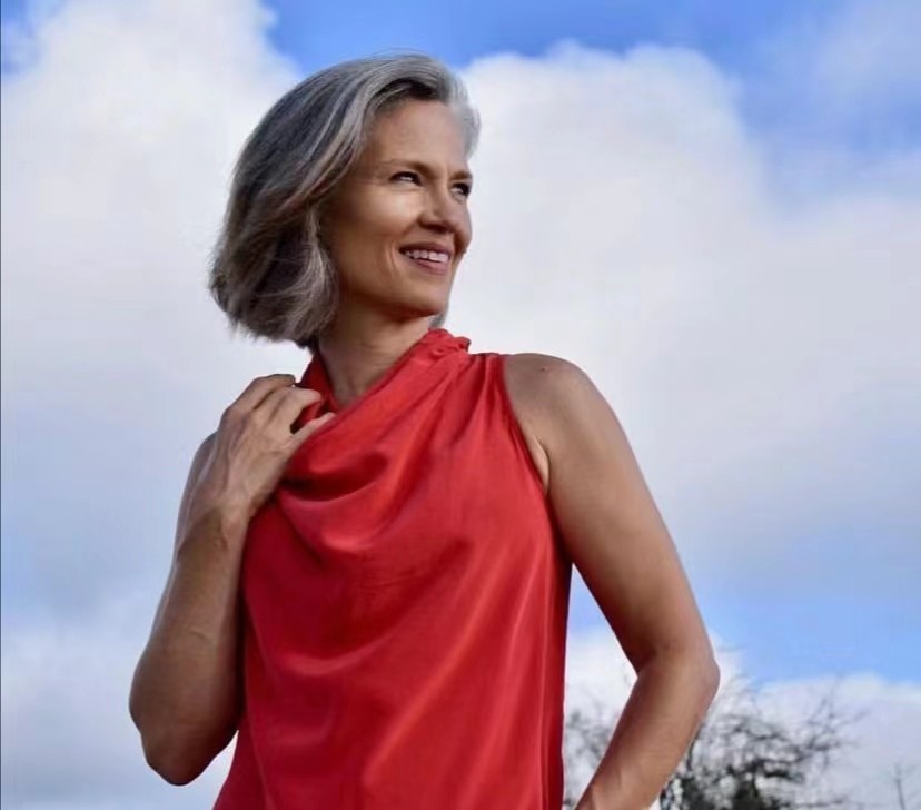 50岁中年妇女大圆脸适合什么发型,50岁妈妈发型17款中长发怎么扎