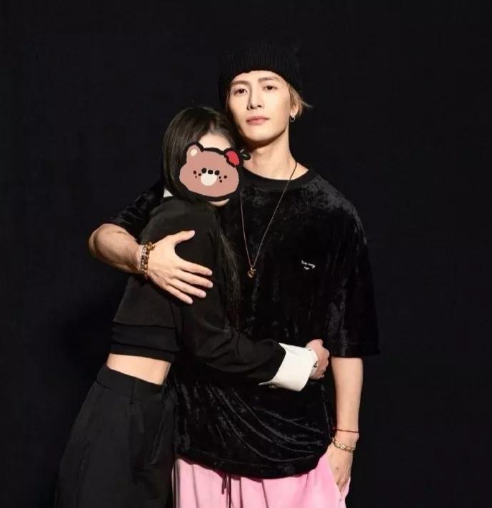 和王嘉尔手牵手合影换脸,跟王嘉尔牵手合影