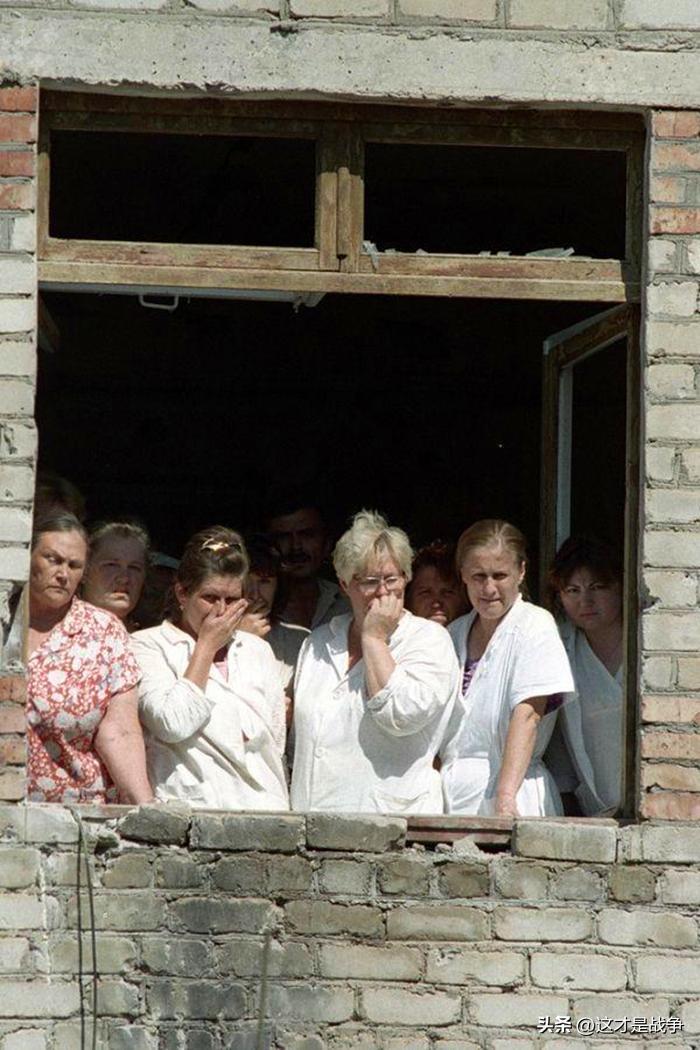 天下奇闻，恐怖分子在*队军**围观下，坐着大巴车大摇大摆离去