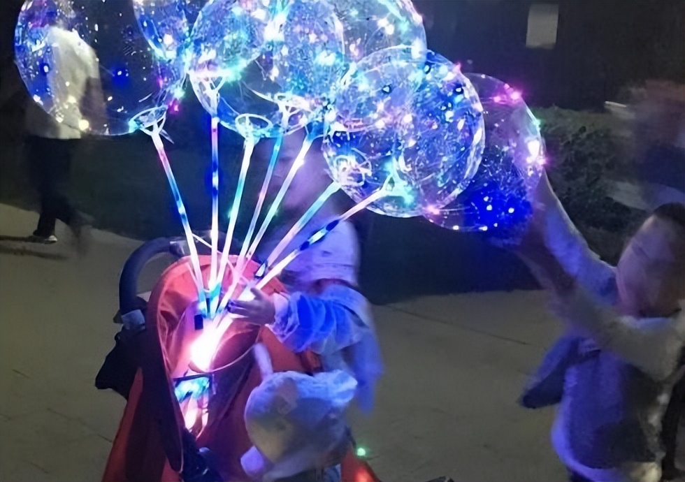 街头冷门暴利项目,卖发*气光**球一晚上能挣上千元