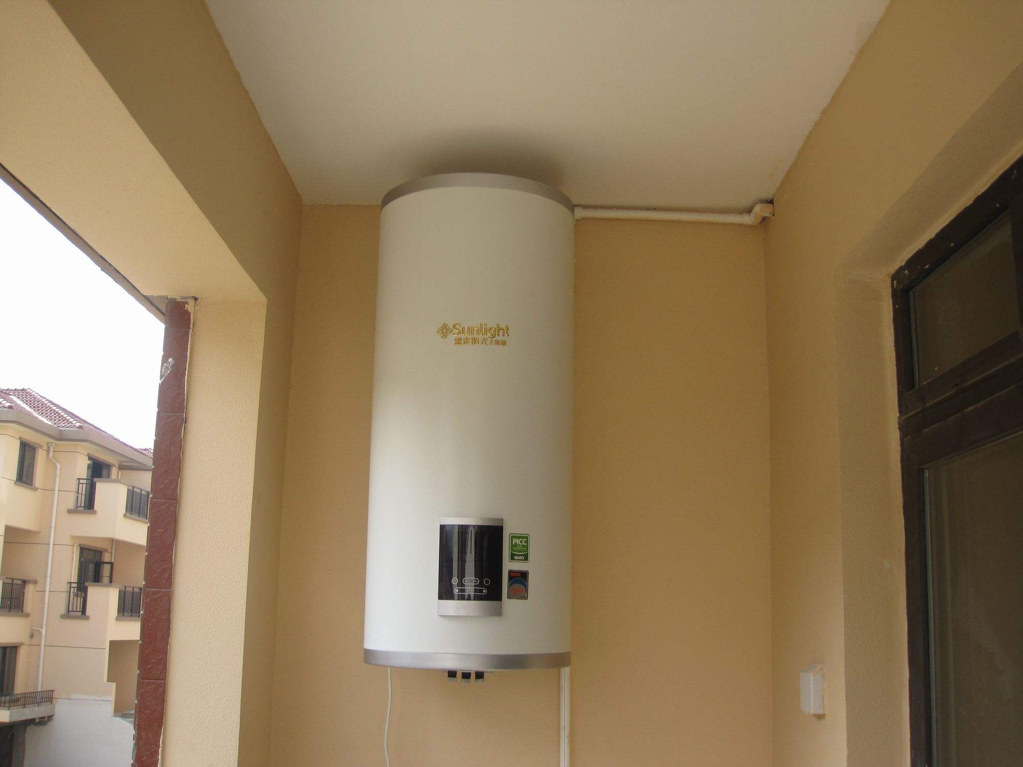 越来越多人家里不装电热水器了，现在大家都流行用它，节能无隐患