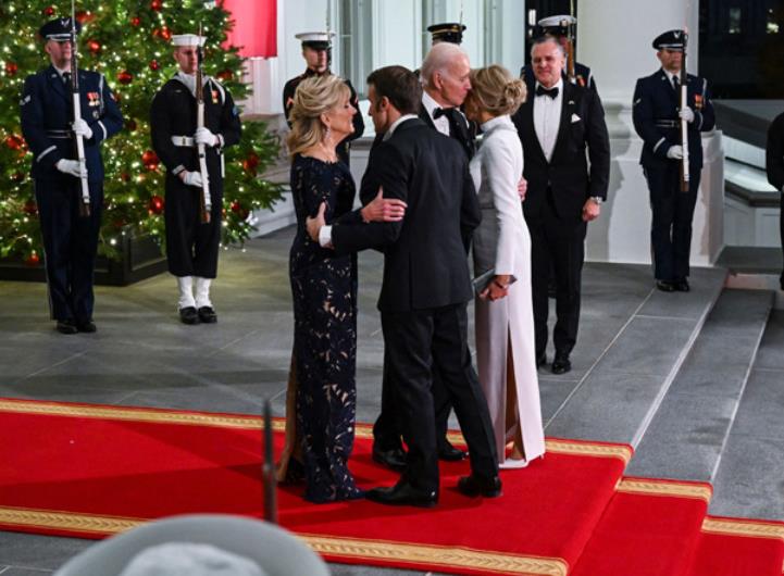 布丽吉特惊艳的连衣裙,布丽吉特的西服