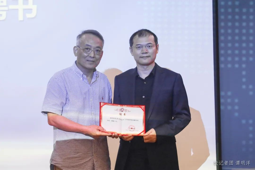 科技点亮梦想创新引领成长简报,科技点亮校园探索创新无限