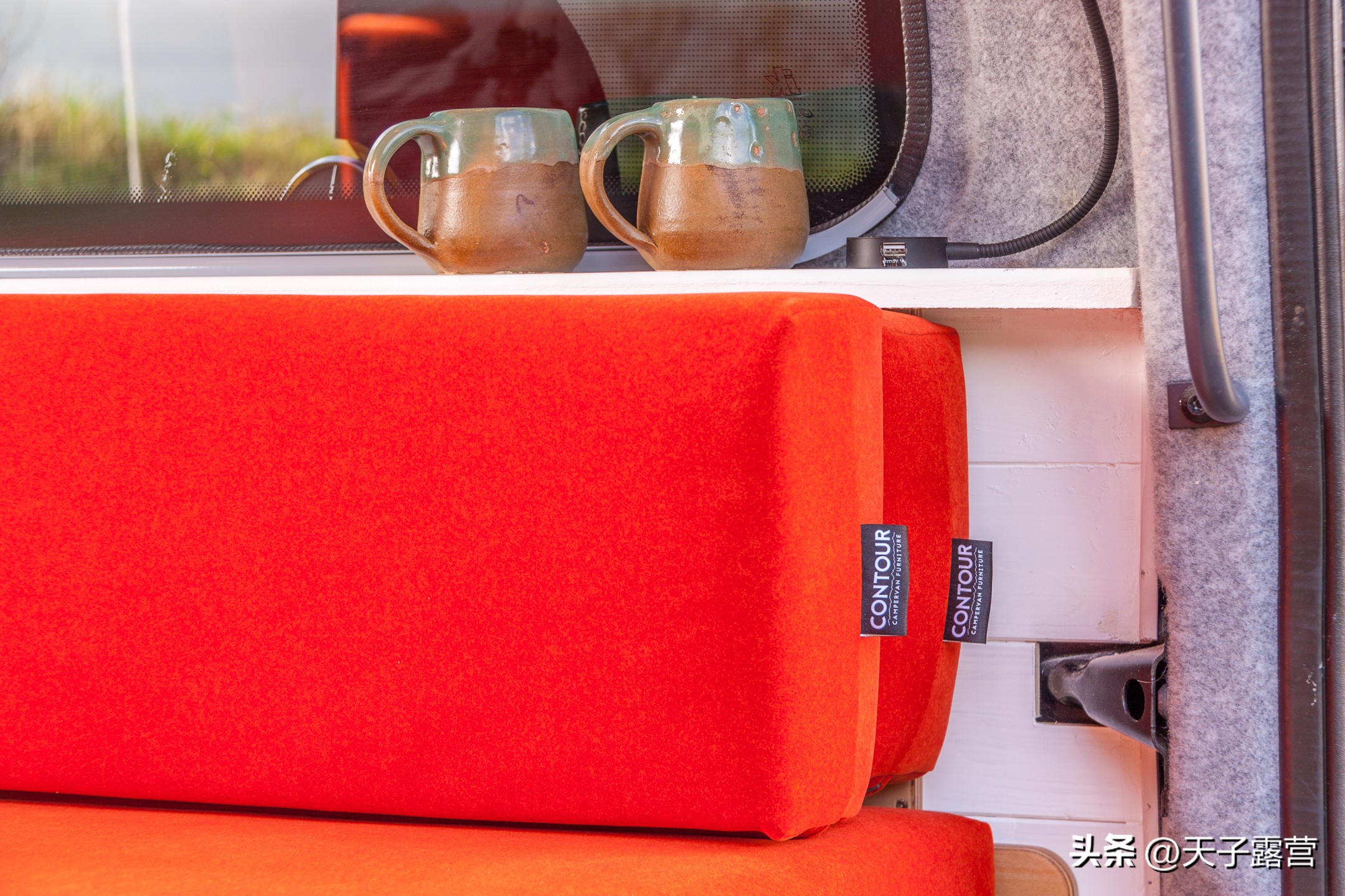 全球十佳露营车家具设计生产商舒适的座椅、一张大床和会客沙发