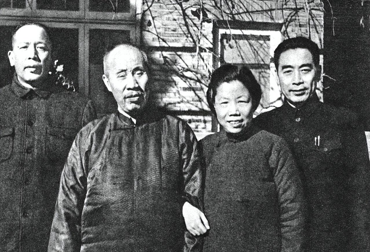 周总理去世前不断望向门口，护士疑问，后来才知他在等妻子*颖超邓**