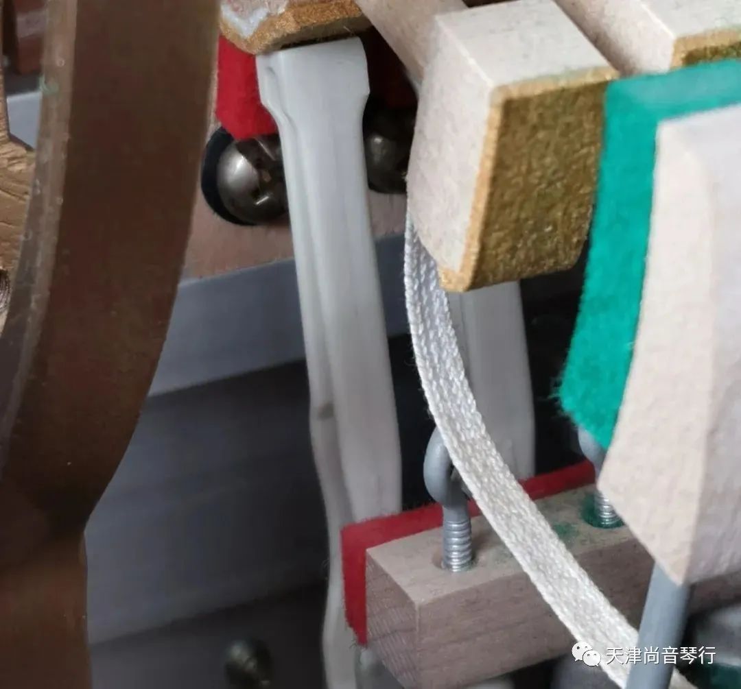 实木顶杆和ABS塑料哪个好？尚音琴行告诉您